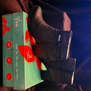 Black ankle boots!7.5 Never worn!YUU